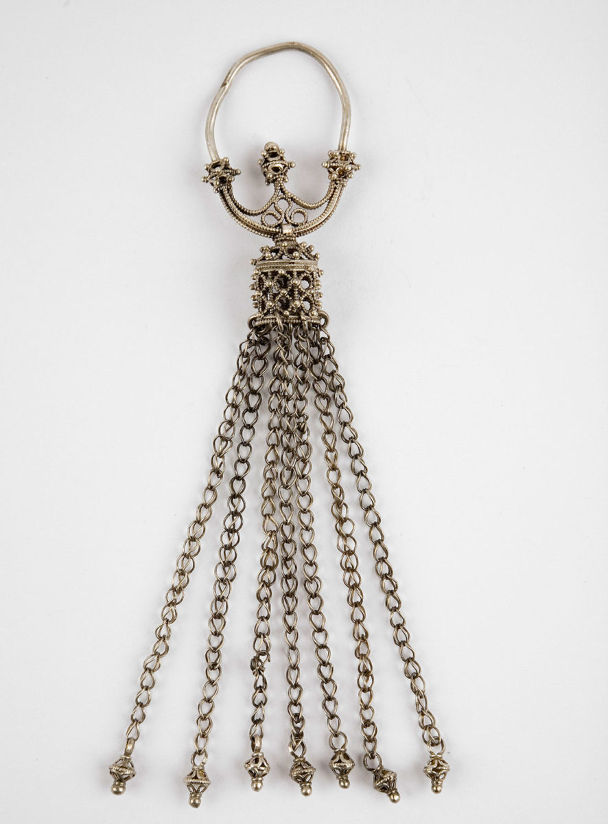 Ασημένιο σκουλαρίκι, με περίαπτα σε αλυσίδα. Góra Strękowa, Πολωνία. 10ος αι. (© Κρατικό Αρχαιολογικό Μουσείο Βαρσοβίας).