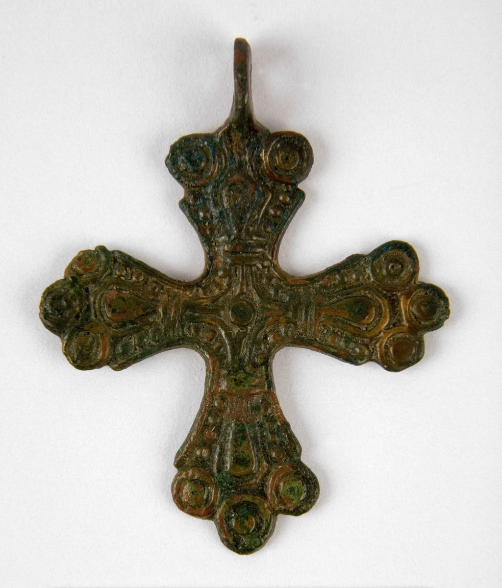 Σταυρός «Σκανδιναβικού» τύπου, μπρούντζινος. Άγνωστης προέλευσης, Λευκορωσία. 11ος-12ος αι. (© Κρατικό Αρχαιολογικό Μουσείο Βαρσοβίας).