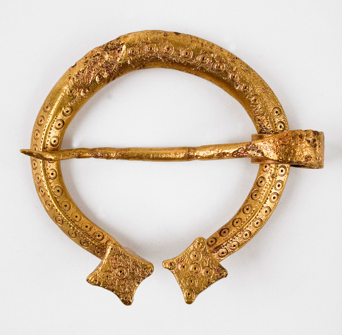 Πόρπη δαχτυλιόσχημη, μπρούντζινη. Widohoszcz, Λευκορωσία. 10ος-12ος αι. (© Κρατικό Αρχαιολογικό Μουσείο Βαρσοβίας).