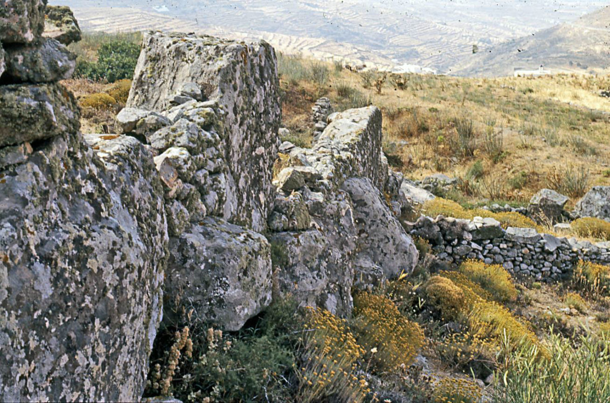 Το μεγάλο πρόβλημα για την ακριβή οριοθέτηση του τέλους του μυκηναϊκού πολιτισμού και την έναρξη της νέας εποχής στις Κυκλάδες, στην οποία εστιάζει το σεμινάριο, είναι η έλλειψη επαρκών στοιχείων για αυτήν την περίοδο. 