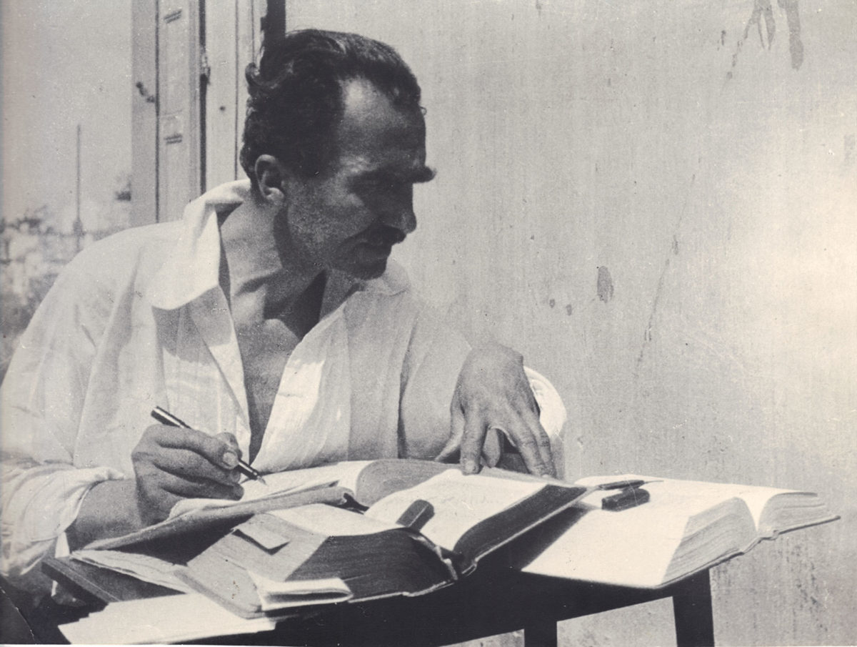 Ο Νίκος Καζαντζάκης στην Αίγινα μεταφράζοντας το Ελληνογαλλικό λεξικό στην καθαρεύουσα και στη δημοτική. Άνοιξη 1931.