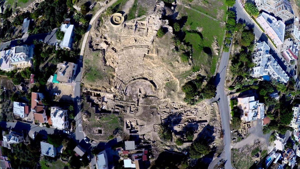 Αεροφωτογραφία της περιοχής του αρχαίου θεάτρου, όπου διακρίνονται το Νυμφαίον και η πλακόστρωτη οδός (φωτ.: Τμήμα Αρχαιοτήτων Κύπρου).