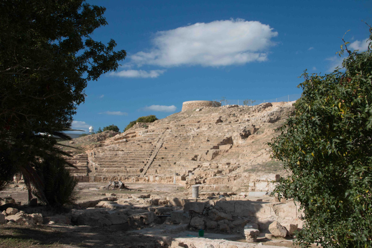 Το αρχαίο θέατρο της Πάφου, λαξευμένο στη νότια πλαγιά του λόφου Φάμπρικα (φωτ.: Τμήμα Αρχαιοτήτων Κύπρου).