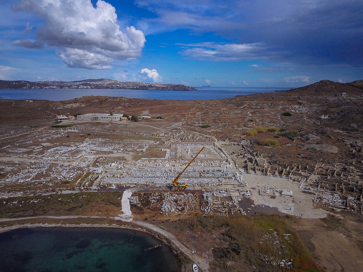 Ανάσυρση και ταξινόμηση αρχιτεκτονικών μελών με γερανό, Οκτώβριος 2017 (φωτ.: Α. Ευσταθόπουλος).