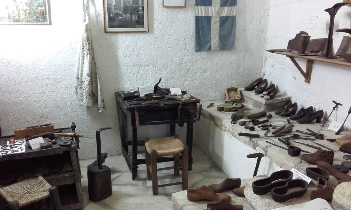 Λαογραφικό Μουσείο Καλλιμασιάς. Στο εργαστήρι του τσαγκάρη (φωτ.: Τ.Α. Μανιατέα για το ΑΠΕ-ΜΠΕ).