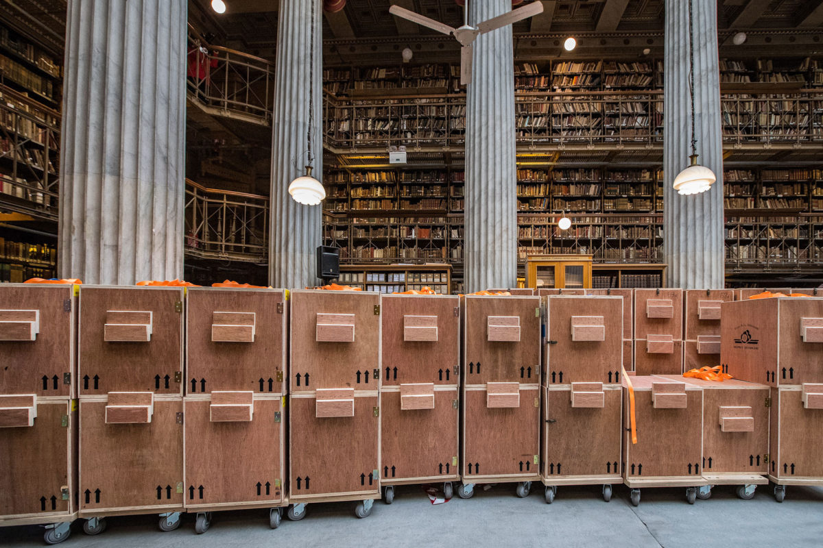 Τροχήλατες βιβλιοθήκες στο κεντρικό αναγνωστήριο του Βαλλιάνειου. Φωτ.: © ΕΒΕ / Νίκος Καρανικόλας.