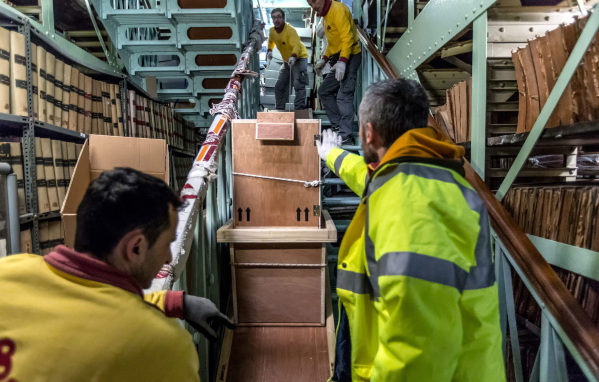 Μεταφορά επάνω σε ράμπες στο πενταόροφο βιβλιοστάσιο του Βαλλιάνειου. Φωτ.: © ΕΒΕ / Νίκος Καρανικόλας.