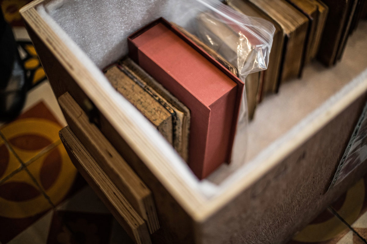 Εγκιβωτισμός πολύτιμων βιβλίων στο Βαλλιάνειο. Φωτ.: © ΕΒΕ / Νίκος Καρανικόλας.