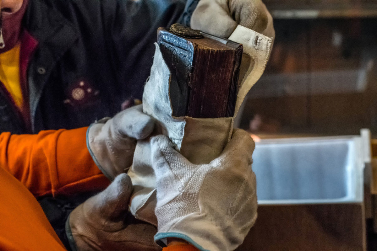 Εγκιβωτισμός πολύτιμου βιβλίου στο Βαλλιάνειο. Φωτ.: © ΕΒΕ / Νίκος Καρανικόλας.