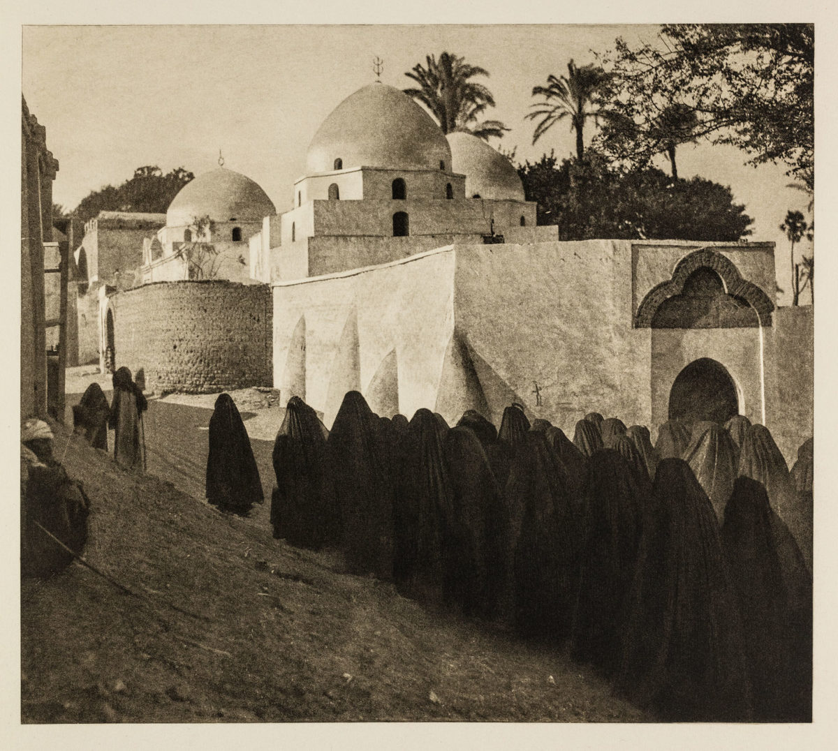 Προς το νεκροταφείο της πόλης Ασιούτ, Αίγυπτος 1929. Από τον τόμο Égypte, εκδότης Paul Trembley,Γενεύη (1932).