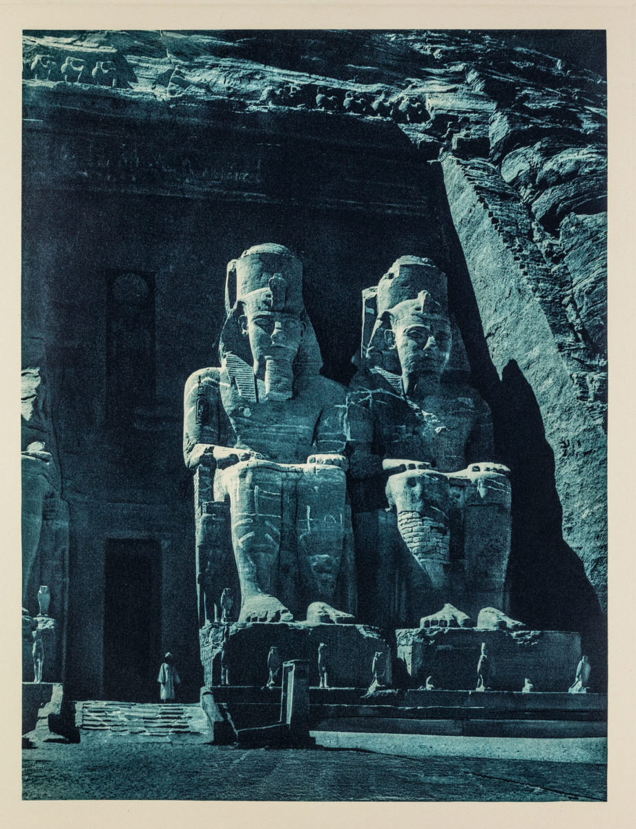 Τα αγάλματα του Ραμσή Β’ στην είσοδο του Μεγάλου Ναού στον αρχαιολογικό χώρο του Αμπού-Σιμπέλ, φωτογραφημένα με το φως της σελήνης, Αίγυπτος 1929. Από τον τόμο Égypte, εκδότης Paul Trembley,Γενεύη (1932).