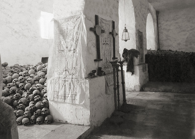 Το οστεοφυλάκιο της Ιεράς Μονής Αγίας Αικατερίνης στο Όρος Σινά, 19 Απριλίου 1929. © Roussen Collection/ Saint Catherine Foundation.