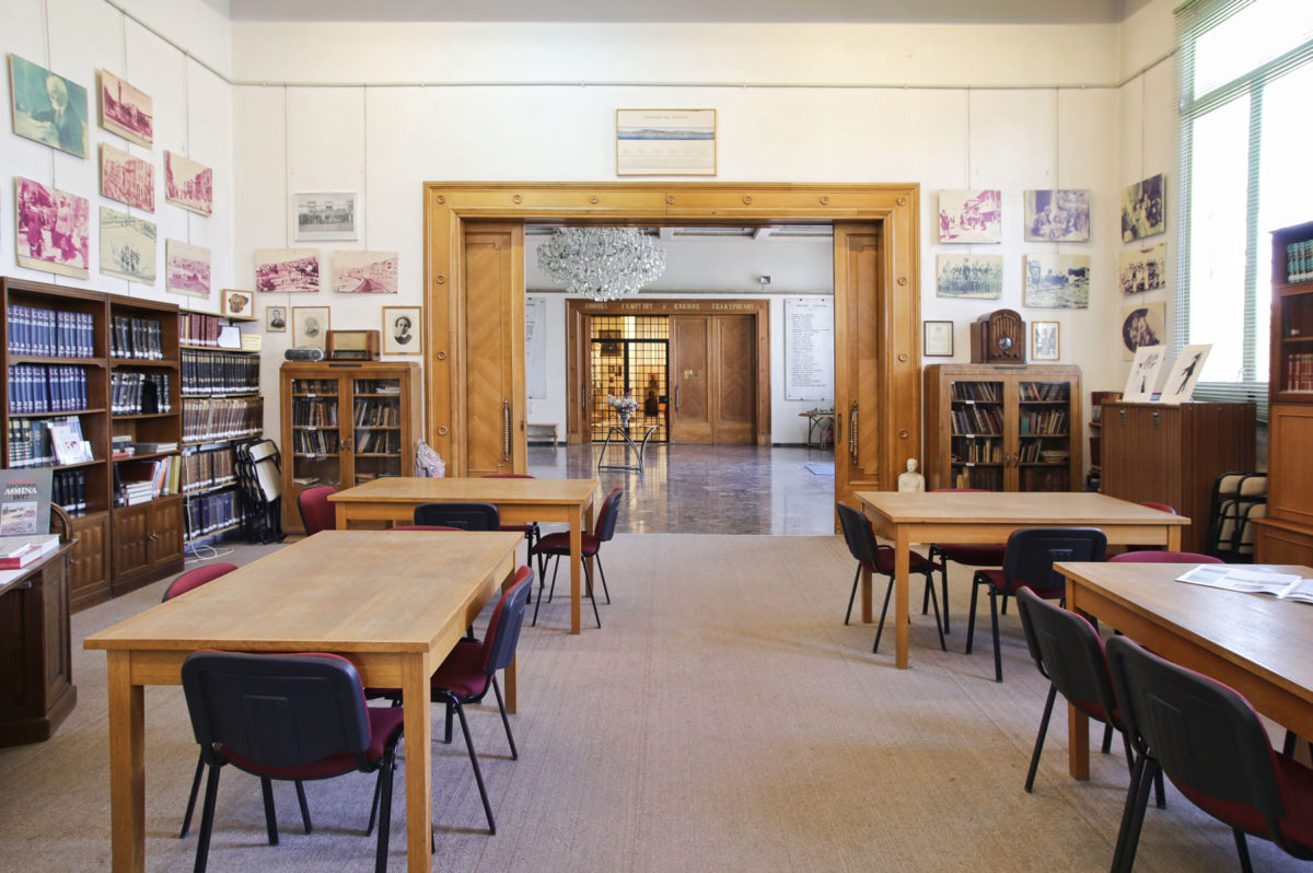 Η Βιβλιοθήκη του Μεγάρου της Εστίας Νέας Σμύρνης.