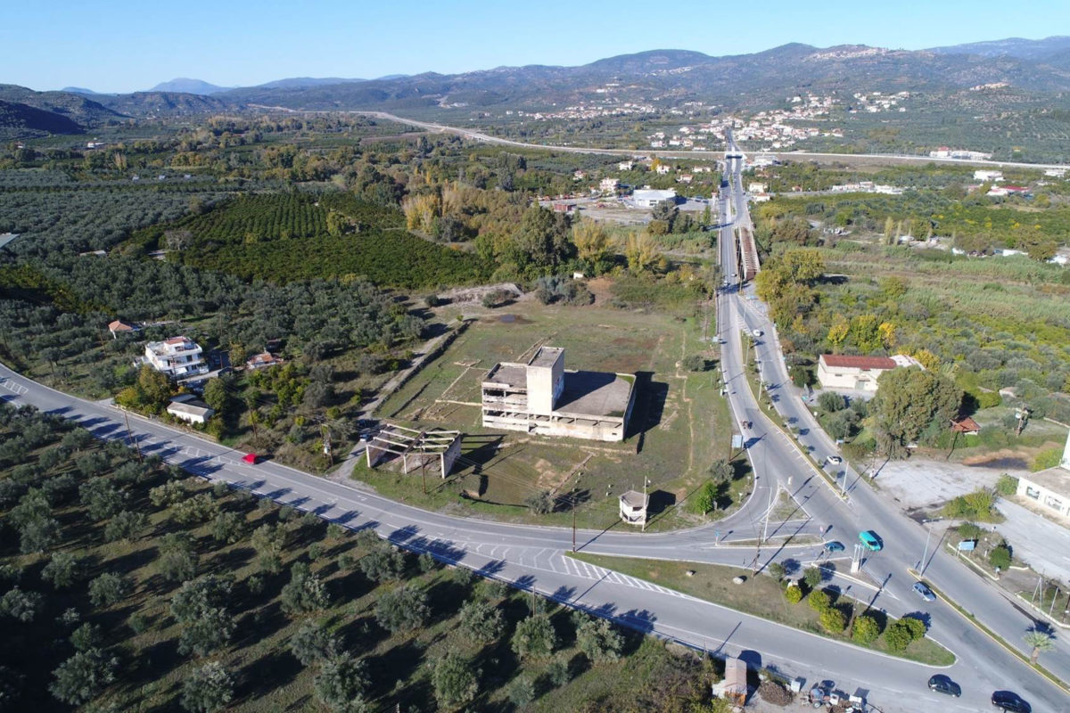 Ο χώρος όπου θα ανεγερθεί το Νέο Αρχαιολογικό Μουσείο Σπάρτης με το κύριο κτήριο του συγκροτήματος του εργοστασίου ΧΥΜΟΦΙΞ, που έχει ήδη χαρακτηριστεί νεότερο μνημείο (φωτ.: ΑΠΕ-ΜΠΕ).