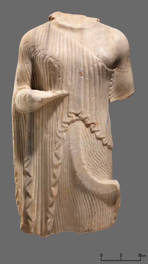 Κορμός κόρης. Τέλος 6ου αι. π.Χ. Αρχαιολογικό Μουσείο Θεσσαλονίκης.