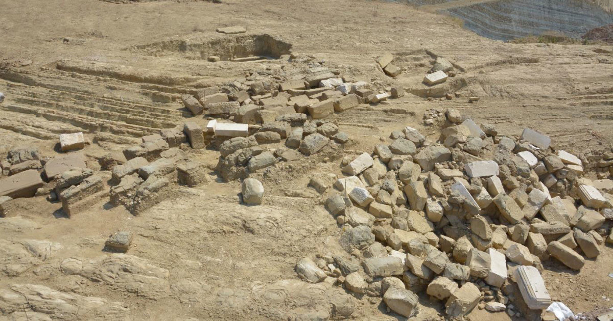 Ανασκάπτοντας ένα μεγάλο ταφικό μνημείο στην Αιτωλία