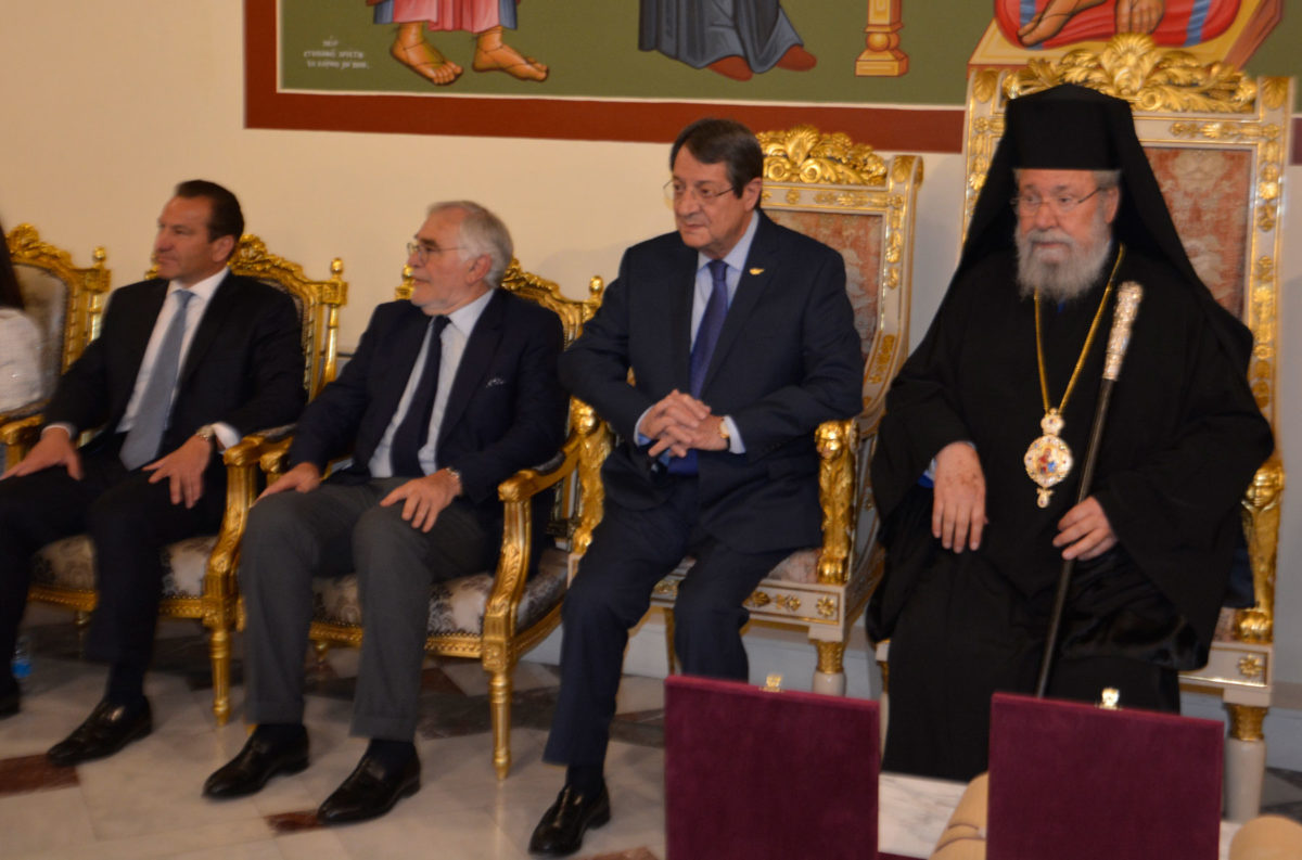 Ο Πρόεδρος Ν. Αναστασιάδης και ο αρχιεπίσκοπος Χρυσόστομος στην τελετή παρουσίασης του ψηφιδωτού του Αποστόλου Ανδρέα (φωτ.: ΑΠΕ-ΜΠΕ/Α. Βικέτος).