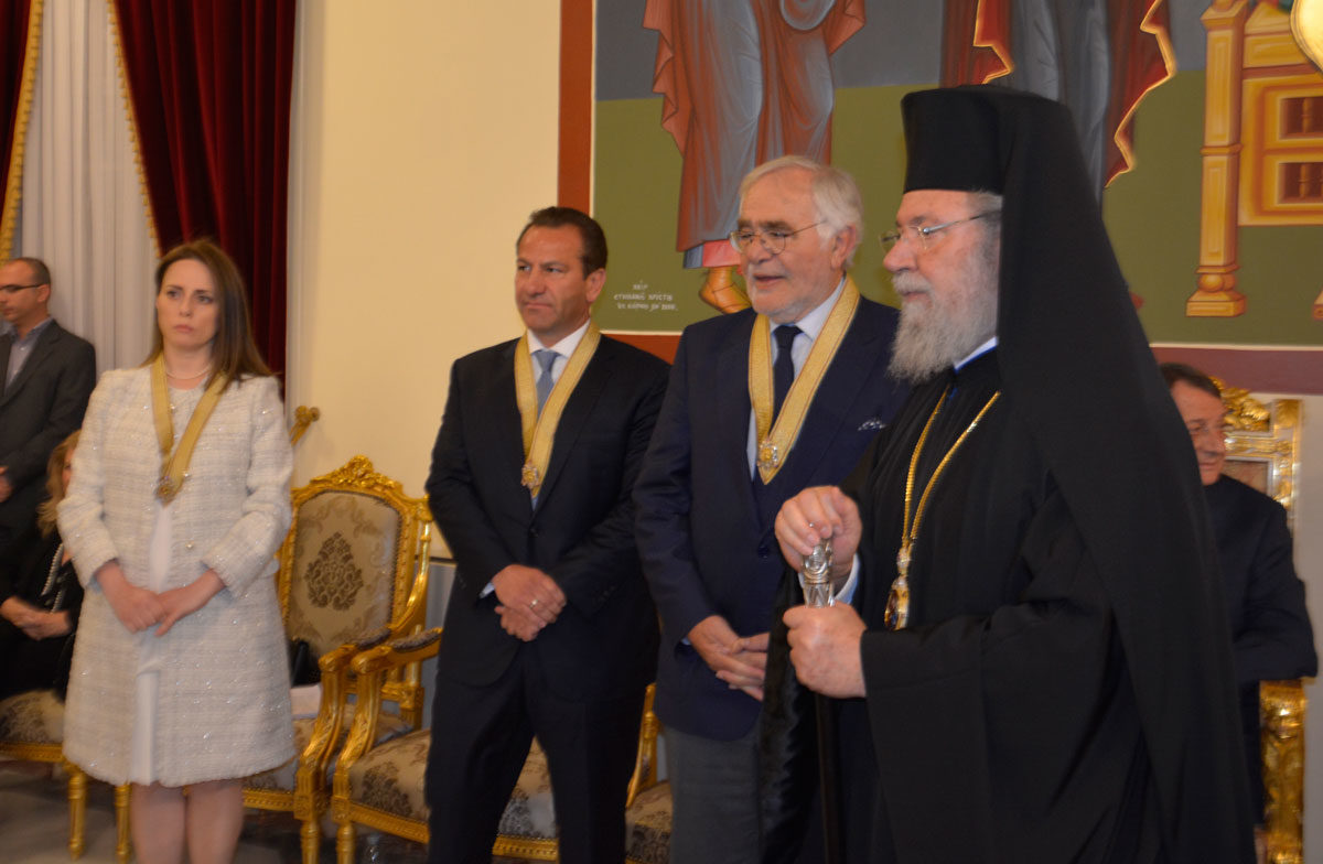 O αρχιεπίσκοπος Κύπρου Χρυσόστομος με την ιστορικό Τέχνης Μαρία Παφίτη και τους Ανδρέα Πίτα και Ρόη Πογιατζή, οι οποίοι συνέβαλαν στον επαναπατρισμό του ψηφιδωτού (φωτ.: ΑΠΕ-ΜΠΕ/Α. Βικέτος).