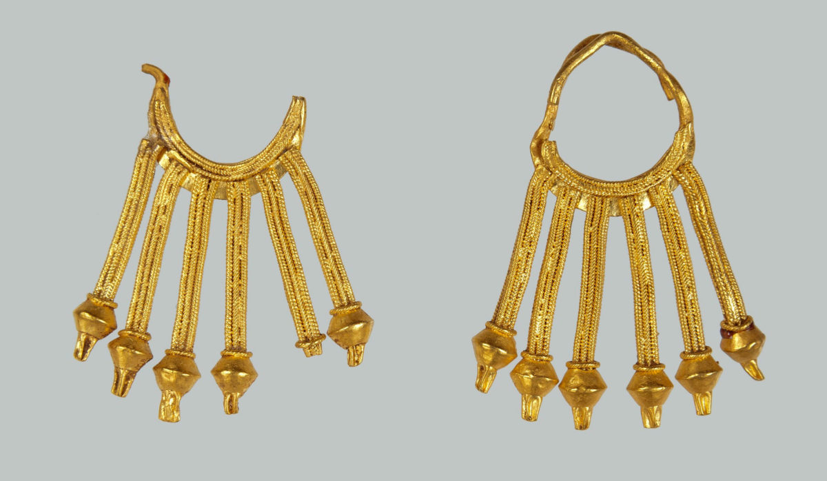 Ζεύγος χρυσών ενωτίων (σκουλαρίκια) από τη Βοιωτία (8ος αι. π.Χ.). © ΕΑΜ/ΤΑΠ.  Φωτ.: Σ. Μαυρομμάτης. 