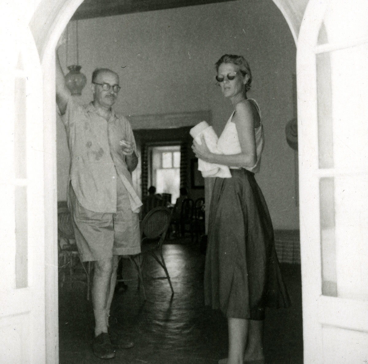 Ο Νίκος Χατζηκυριάκος-Γκίκας με την Joan Leigh Fermor στην Ύδρα, 1955. © Μουσείο Μπενάκη / Πινακοθήκη Γκίκα, Φωτογραφικά Αρχεία.