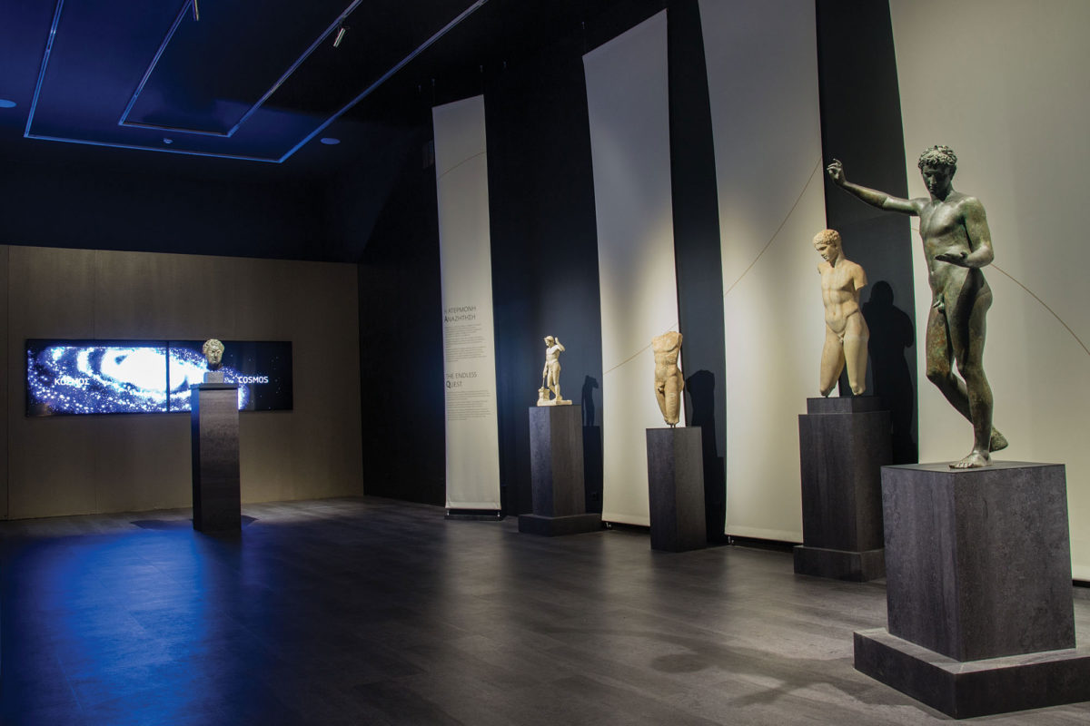 Άποψη της έκθεσης «Οι αμέτρητες όψεις του ωραίου»  - Ενότητες «Προβάλλοντας το σώμα» και «Η ατέρμονη αναζήτηση» (φωτογράφος: Στέλιος Σκουρλής). © Εθνικό Αρχαιολογικό Μουσείο/ΤΑΠ.
