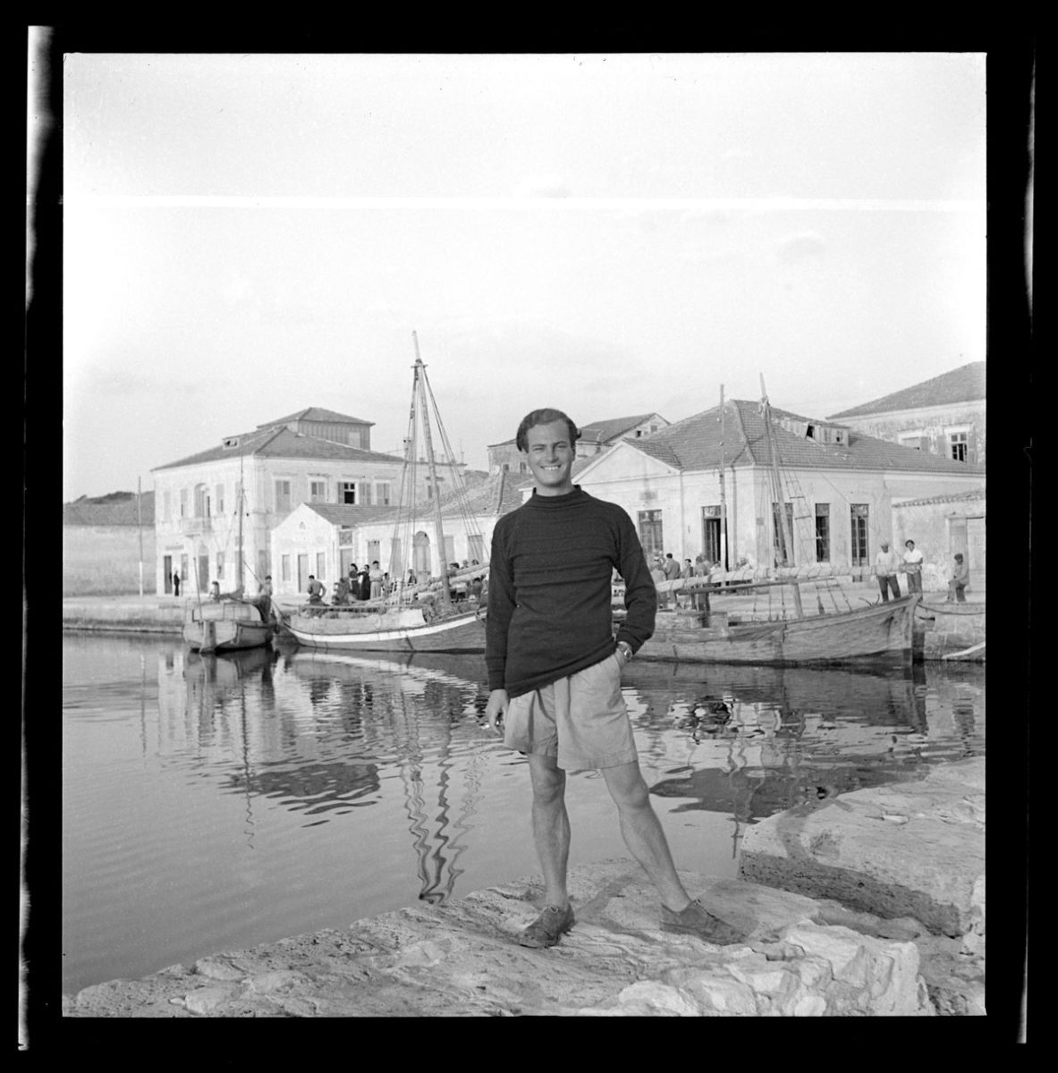 Joan Leigh Fermor, «Ο Patrick Leign Fermor  στο Ληξούρι της Κεφαλλονιάς», 1946. Εθνική Βιβλιοθήκη της Σκωτίας, Φωτογραφική Συλλογή Joan Leigh Fermor, Εδιμβούργο. ©Joan Leigh Fermor Estate.