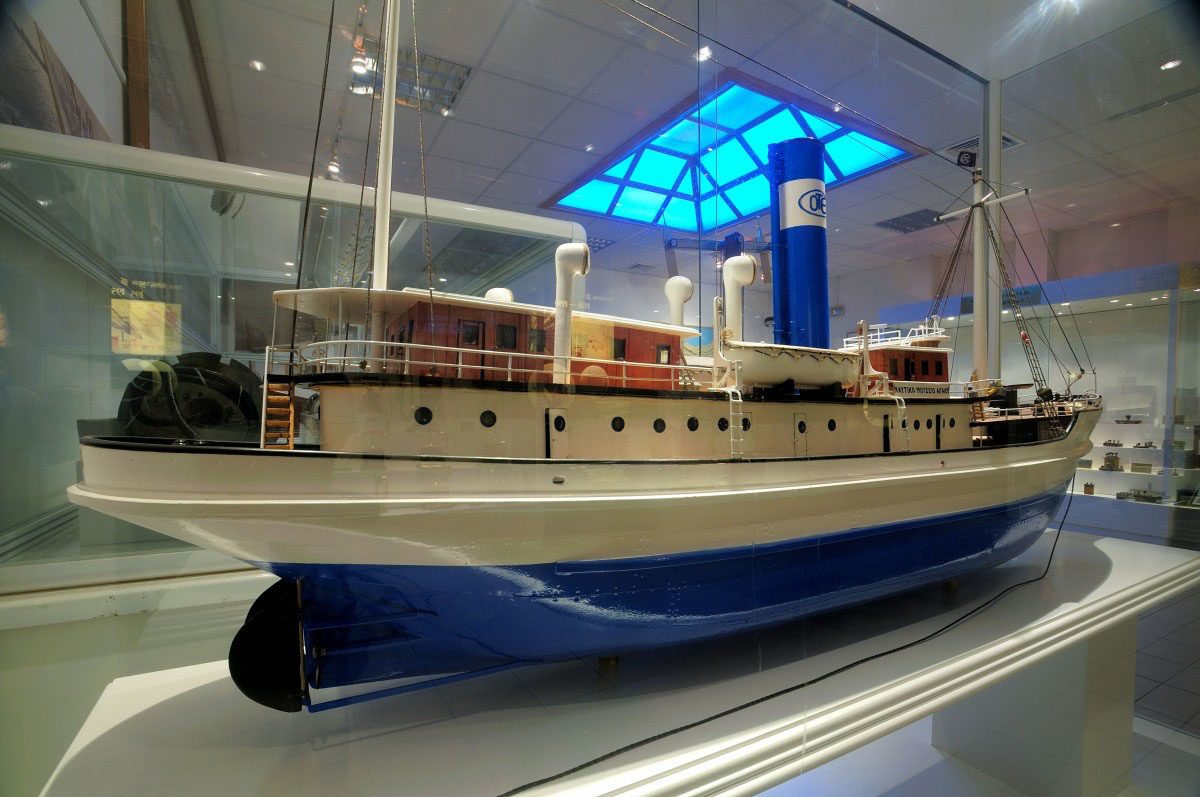 Μοντέλο του πρώτου καλωδιακού πλοίου του ΟΤΕ, του «Θαλή του Μιλήσιου». Έργο του Ηλία Καρδίμη, 1999 (φωτ.: Μουσείο Τηλεπικοινωνιών ΟΤΕ).