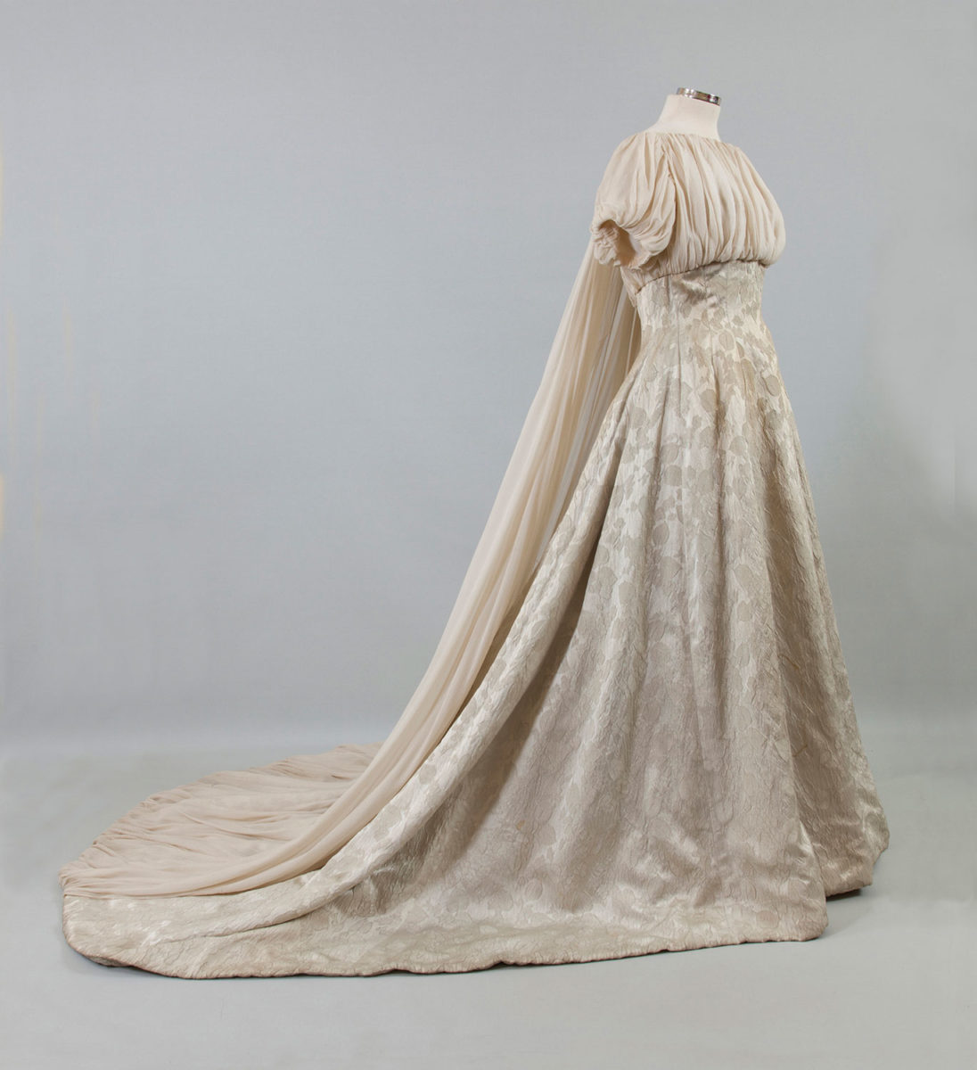 Νυφικό από την έκθεση «Νύφες. Ιστορίες από μετάξι», που θα φιλοξενηθεί στο Μουσείο Μετάξης του ΠΙΟΠ (φωτ.: ΠΛΙ).