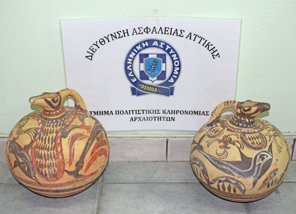 Αρχαία αντικείμενα που αφαιρέθηκαν από χώρους του Μουσείου Προϊστορικής Θήρας (φωτ.: Ελληνική Αστυνομία).