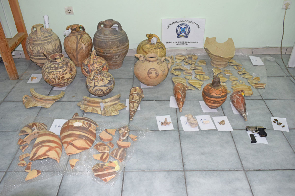 Αρχαία αντικείμενα που αφαιρέθηκαν από χώρους του Μουσείου Προϊστορικής Θήρας (φωτ.: Ελληνική Αστυνομία).
