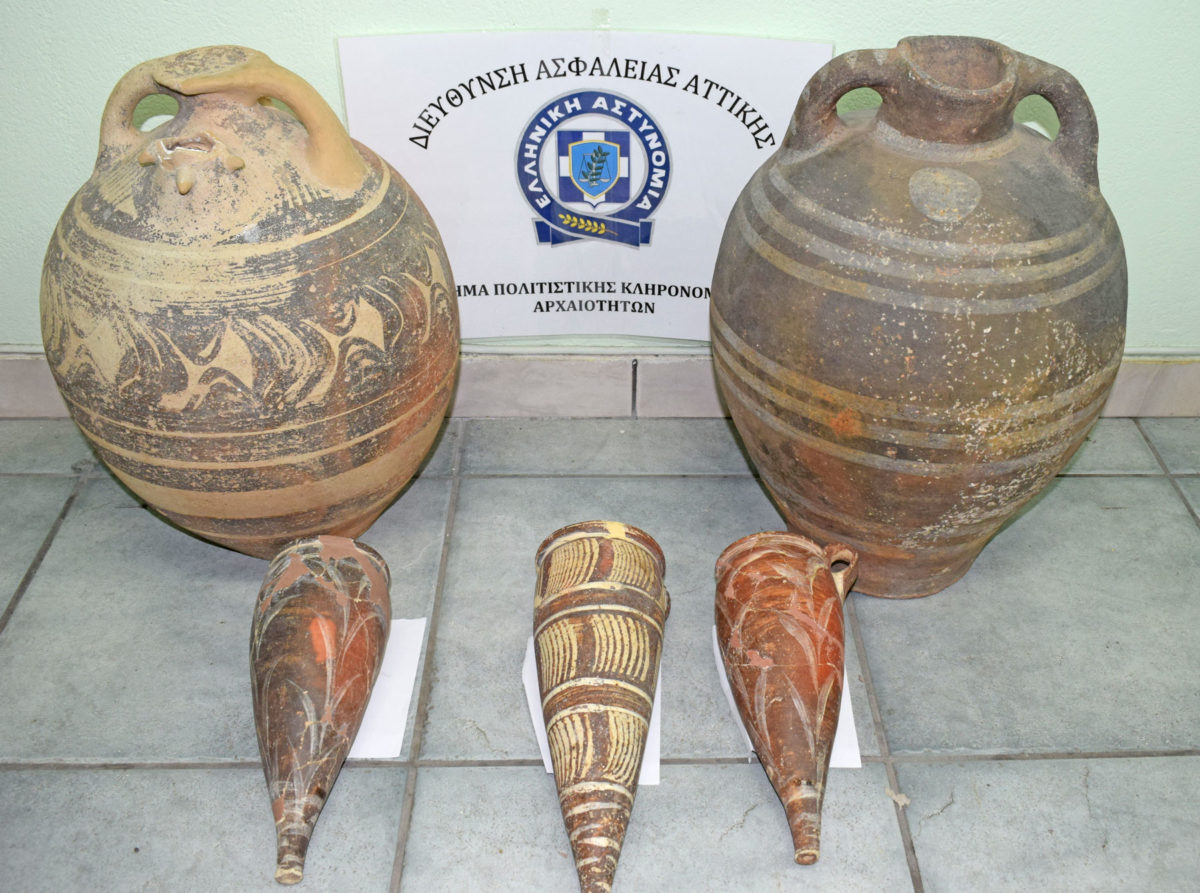 Αρχαία αντικείμενα που αφαιρέθηκαν από χώρους του Μουσείου Προϊστορικής Θήρας (φωτ.: Ελληνική Αστυνομία).