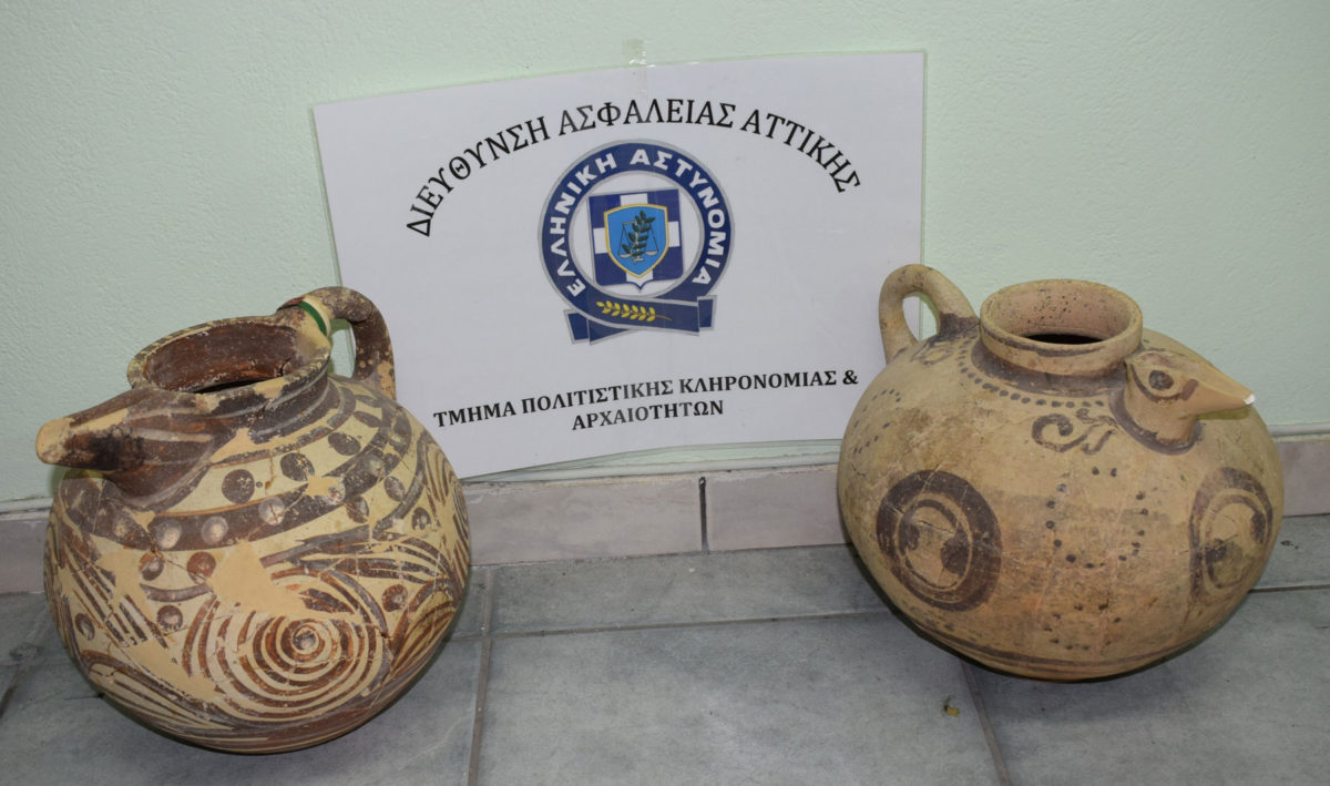 Αρχαία αντικείμενα που αφαιρέθηκαν από χώρους του Μουσείου Προϊστορικής Θήρας (φωτ.: Ελληνική Αστυνομία).