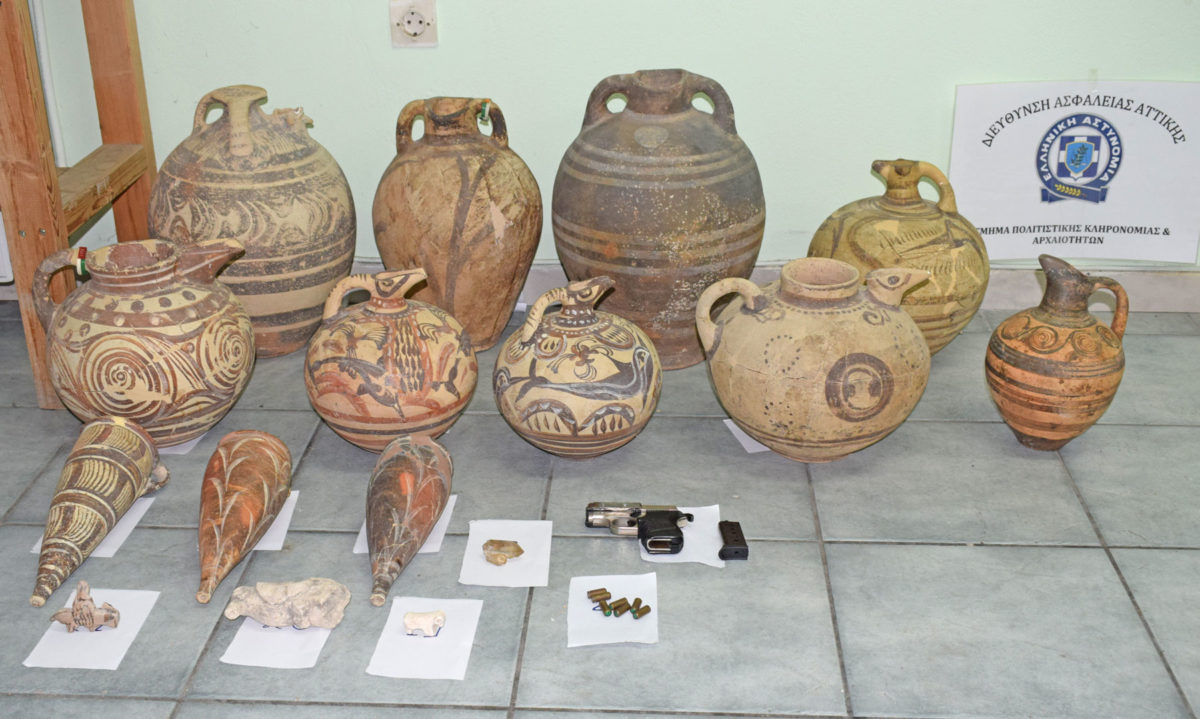 Αρχαία αντικείμενα που αφαιρέθηκαν από χώρους του Μουσείου Προϊστορικής Θήρας (φωτ.: Ελληνική Αστυνομία).