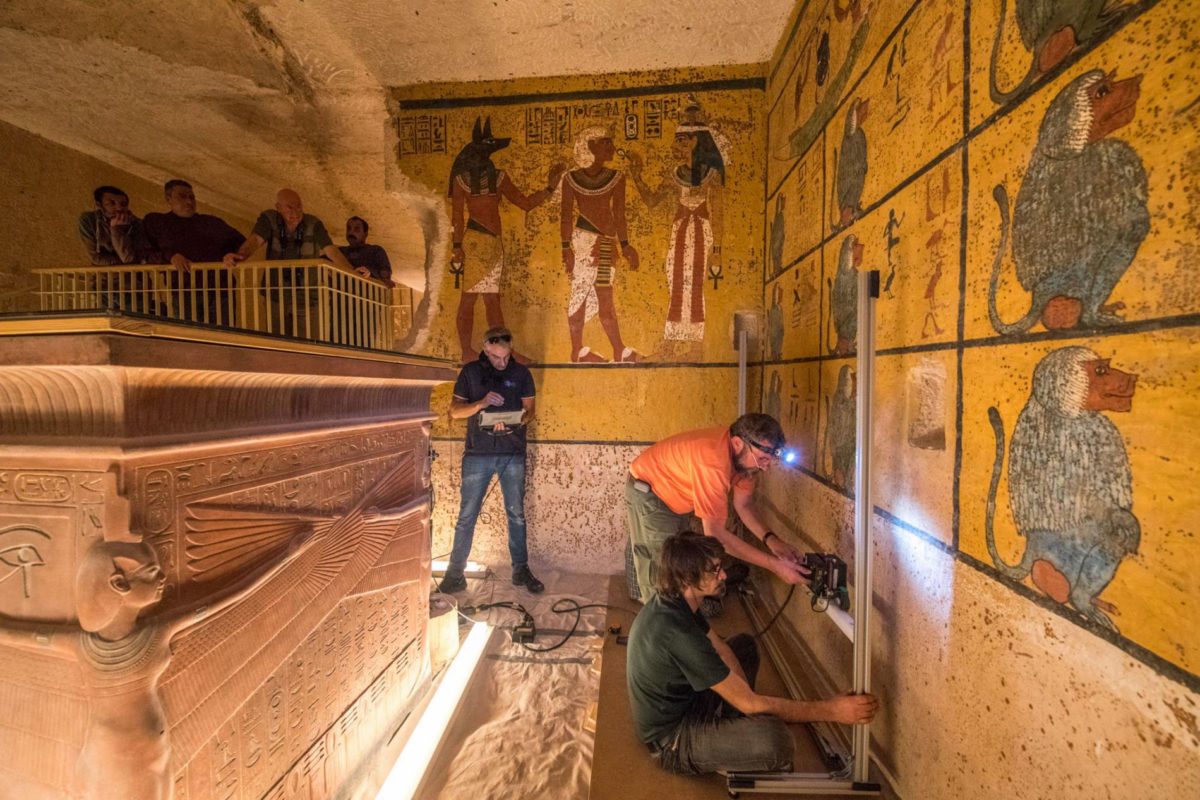 Από τις έρευνες στον τάφο του Τουταγχαμών. Φωτ.: Kenneth Garrett / National Geographic.