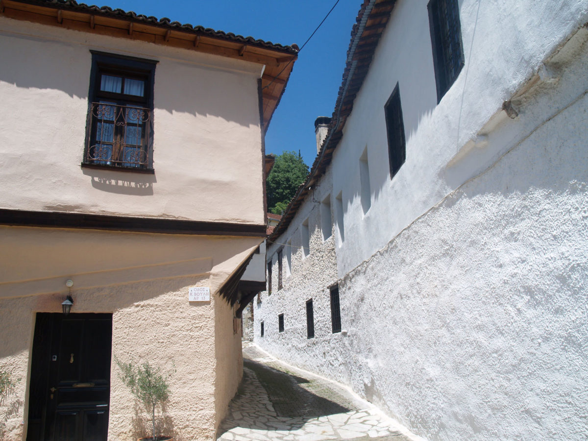 Βαρούσι: Οι στενοί ελικοειδείς δρόμοι αναπτύσσονται δυναμικά ανάμεσα στα διώροφα αρχοντικά με τα τυπικά χαρακτηριστικά της βαλκανικής αρχιτεκτονικής (φωτ.: ΑΠΕ-ΜΠΕ).