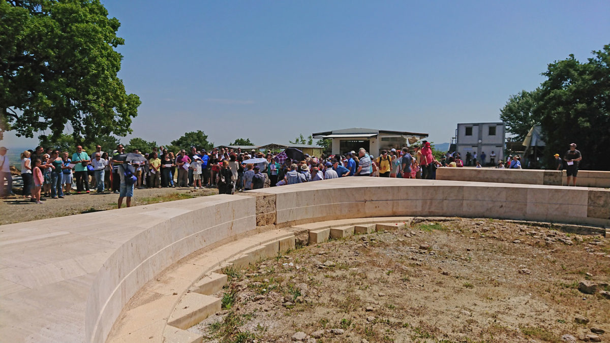 Άνθρωποι κάθε ηλικίας συμμετείχαν στην ξενάγηση στο ανάκτορο των Αιγών (φωτ.: ΑΠΕ-ΜΠΕ).