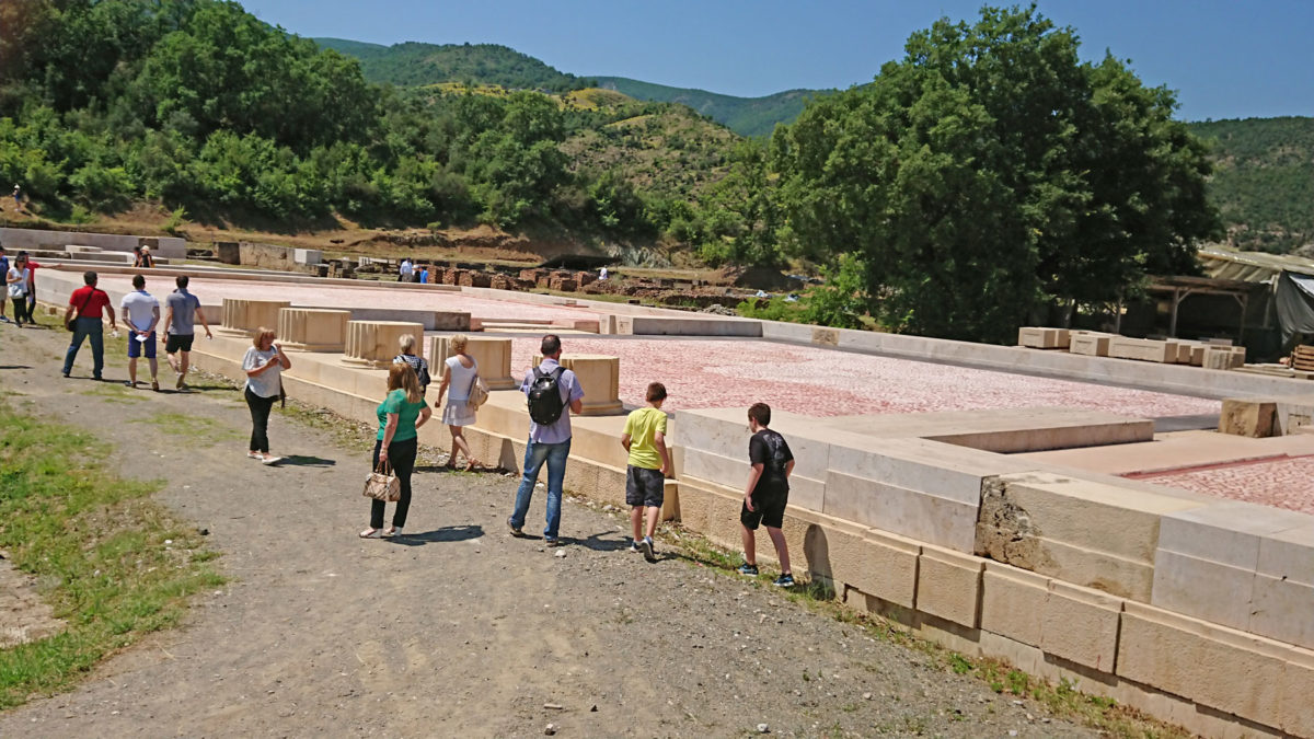 Άνθρωποι κάθε ηλικίας συμμετείχαν στην ξενάγηση στο ανάκτορο των Αιγών (φωτ.: ΑΠΕ-ΜΠΕ).