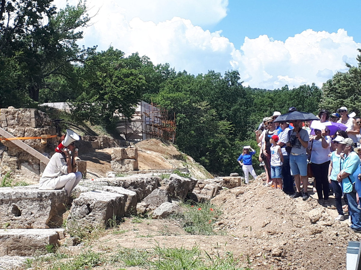 Ξενάγηση στο ανάκτορο των Αιγών από την προϊσταμένη της Εφορείας Αρχαιοτήτων Ημαθίας, Αγγελική Κοτταρίδη (φωτ.: ΑΠΕ-ΜΠΕ).