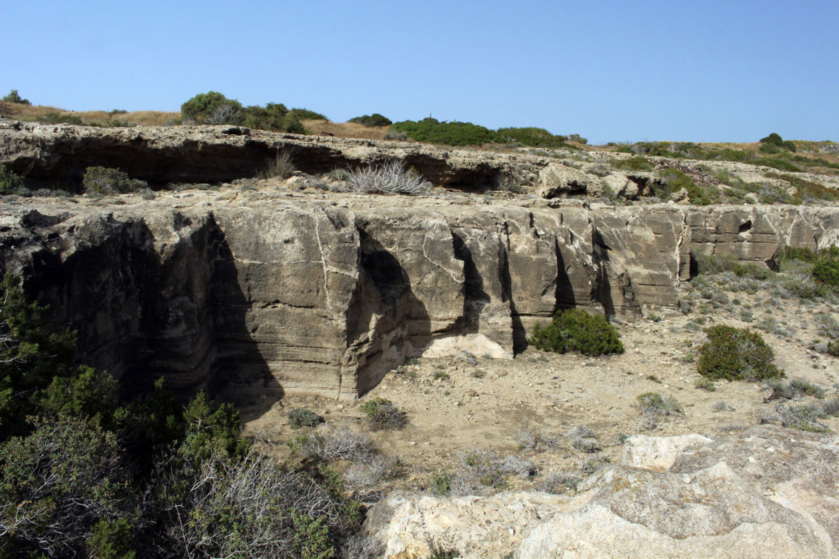 Λεπτομέρεια ενός από τα λατομεία στους λόφους γύρω από τον κολπίσκο στη θέση Νησιαρούιν (Dreamer’s Bay). Φωτ.: Τμήμα Αρχαιοτήτων Κύπρου.