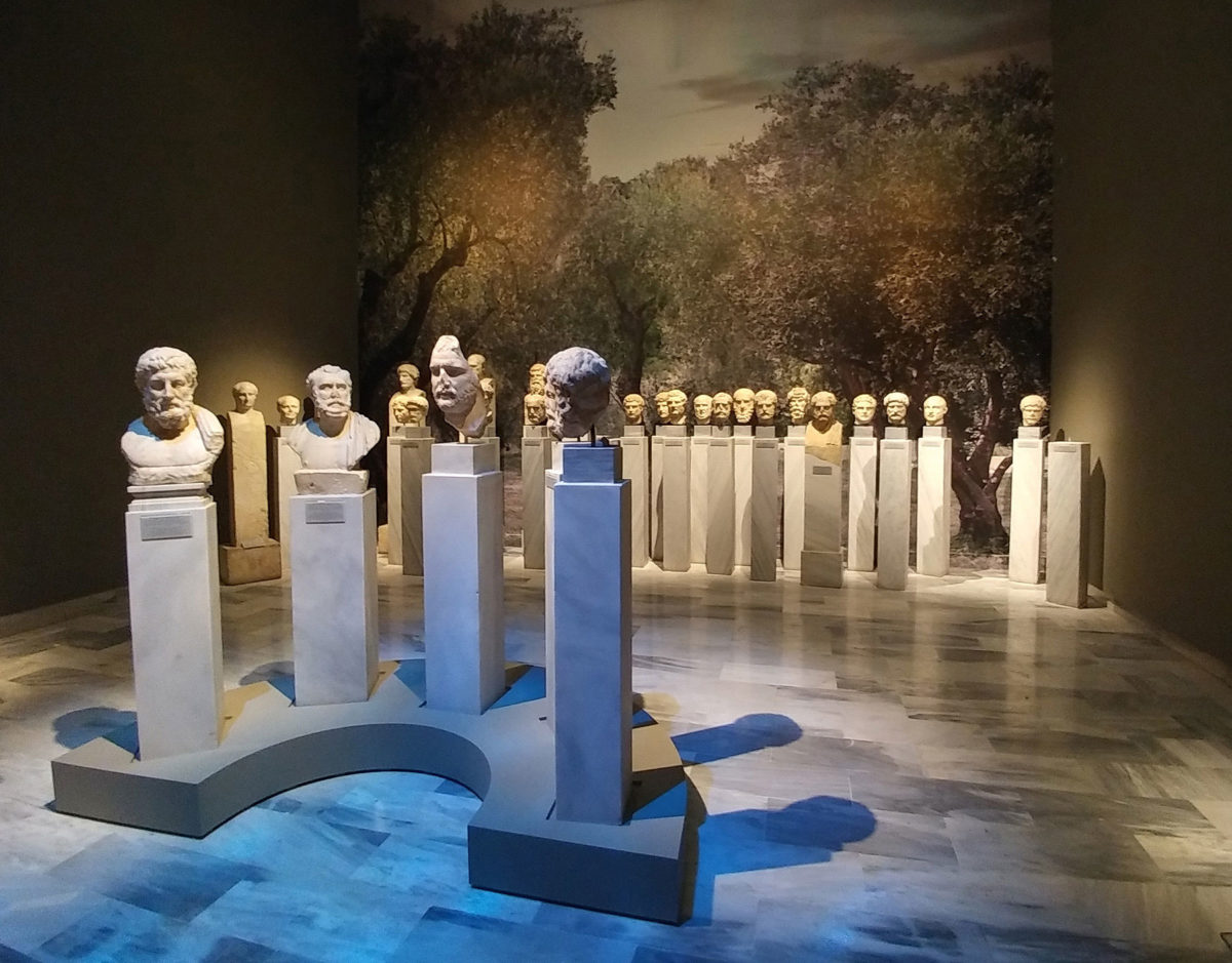 Άποψη της περιοδικής έκθεσης «Αδριανός και Αθήνα. Συνομιλώντας με έναν κόσμο ιδεών» (© TAΠΑ/Εθνικό Αρχαιολογικό Μουσείο).