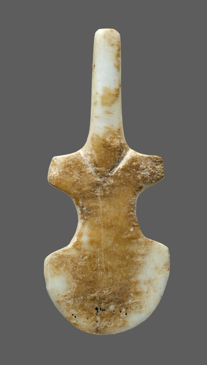 Βιολόσχημο μαρμάρινο ειδώλιο από το νεκροταφείο στα Γλυφά Πάρου (3200-2800 π.Χ.). © ΕΑΜ/ΤΑΠ.  Φωτ.: Σ. Μαυρομμάτης.