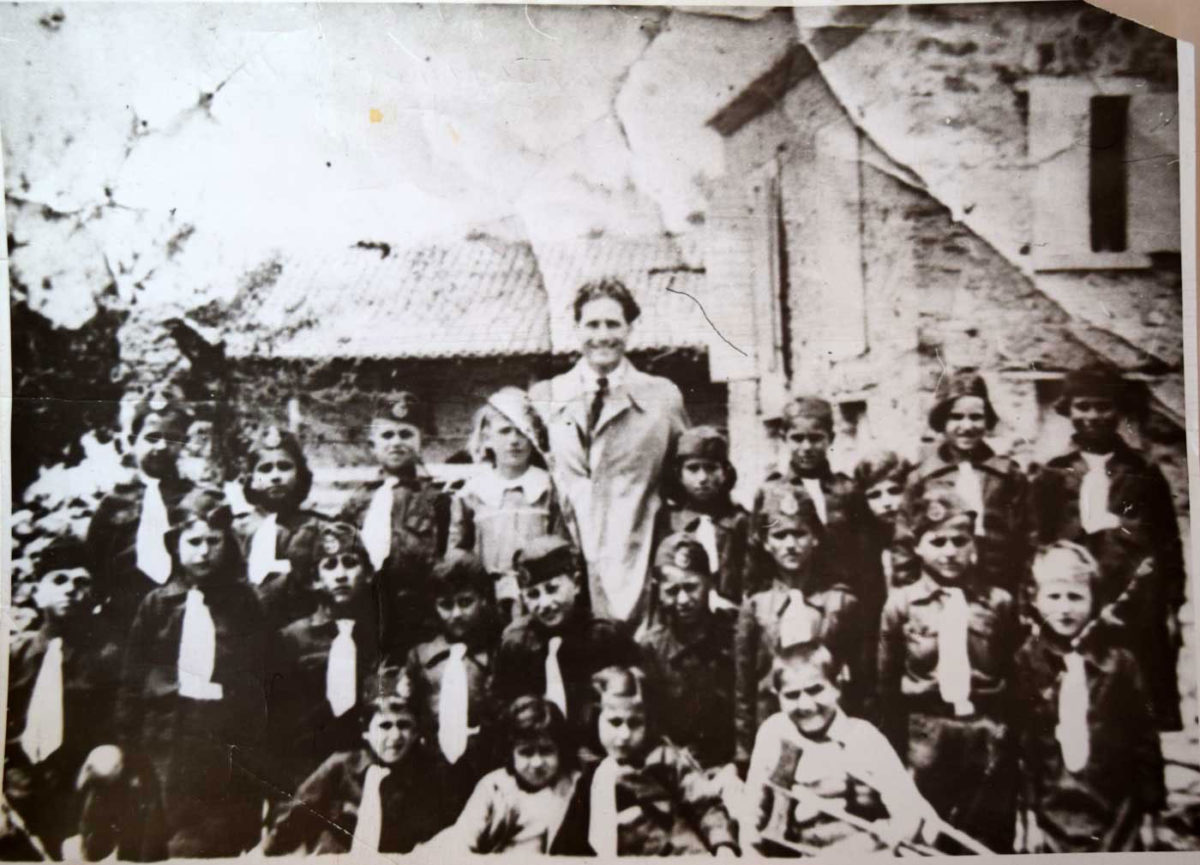 Ο δάσκαλος Κωνσταντίνος Γέμελος με τους μαθητές του σχολείου (25 Μαρτίου 1938).