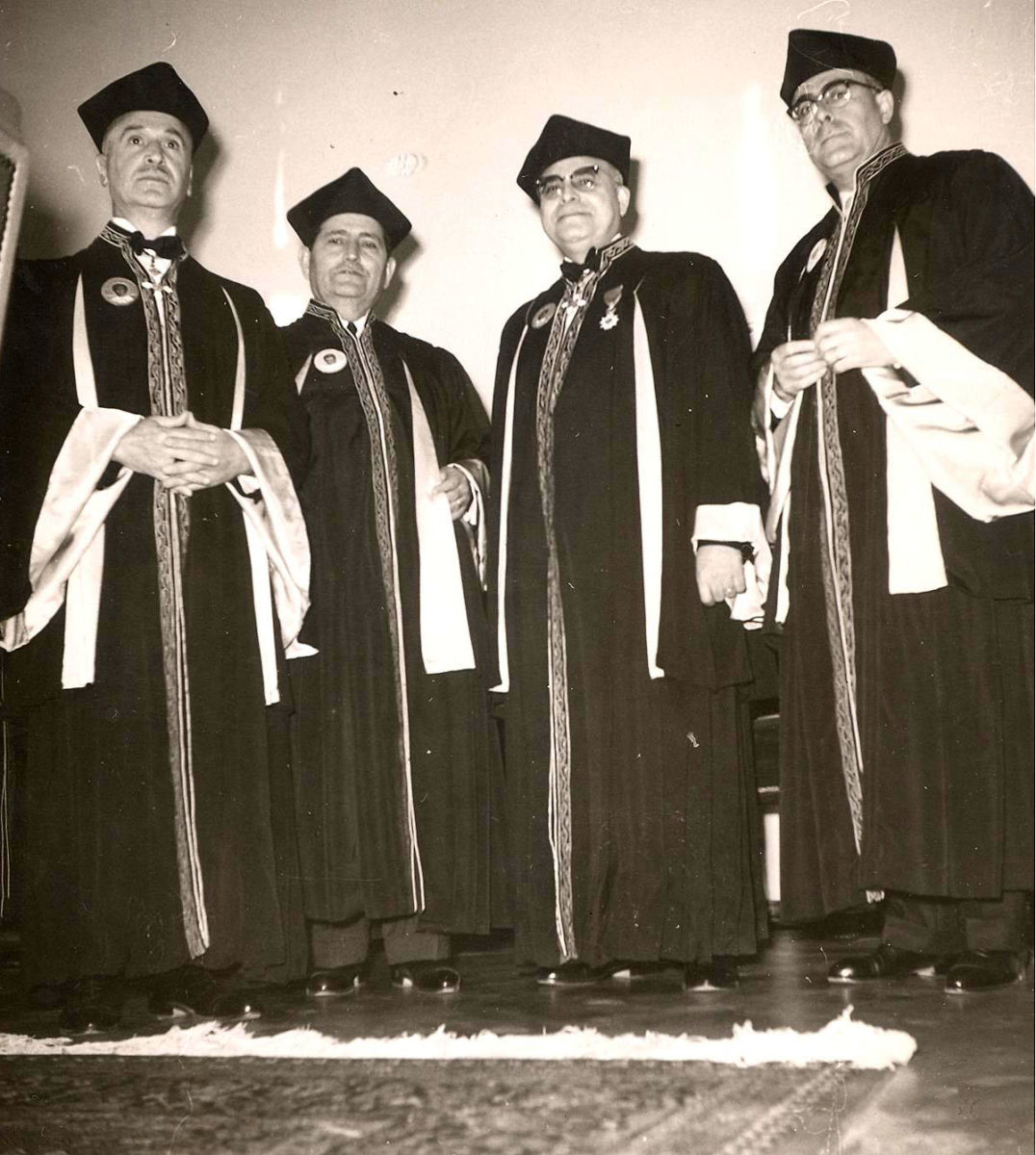 Οι καθηγητές της Φιλοσοφικής Σχολής του ΑΠΘ Νικόλαος Ανδριώτης, Βασίλειος Τατάκης, Εμμανουήλ Κριαράς και Γεώργιος Μπακαλάκης.