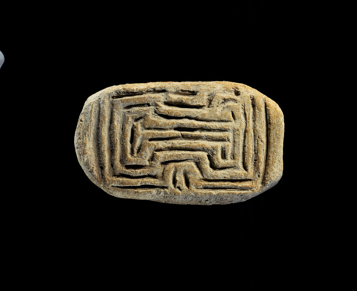 Πήλινη σφραγίδα από το Σέσκλο, από τις μεγαλύτερες του είδους της. Χρονολογείται στη Μέση Νεολιθική περίοδο (5800-5300 π.Χ.). (© TAΠΑ/Εθνικό Αρχαιολογικό Μουσείο)