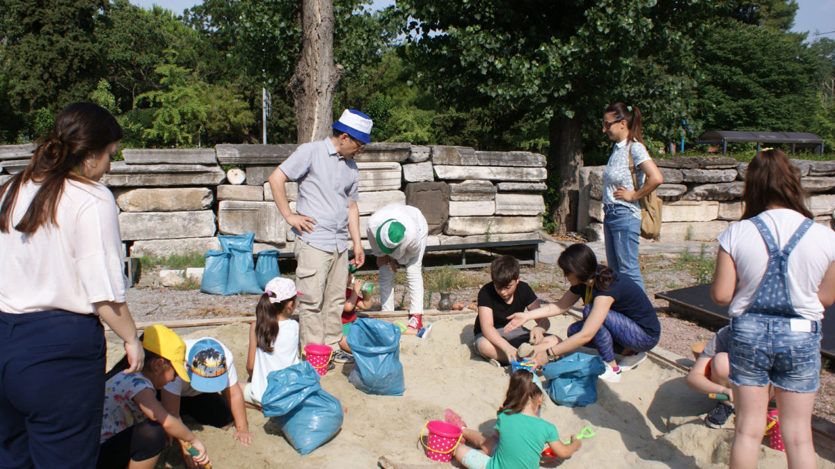 Στις 21 Ιουνίου, το ΑΜΘ υλοποίησε ένα ακόμα ιδιαίτερο πρόγραμμα προσομοίωσης ανασκαφής στα ειδικά διαμορφωμένα σκάμματα της αυλής του για 9 παιδιά με απώλεια όρασης.