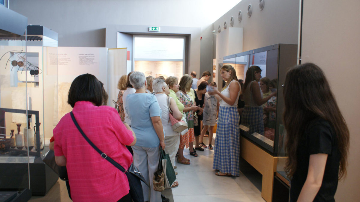 Στις 5 Ιουλίου, το ΑΜΘ υποδέχτηκε τα μέλη του 5ου και του 12ου ΚΑΠΗ Θεσσαλονίκης, τα οποία πήραν μέρος σε μια ειδικά σχεδιασμένη θεματική περιήγηση, με σκοπό τη συζήτηση για εκθέματα σχετικά με την καθημερινή ζωή στην αρχαία Θεσσαλονίκη.