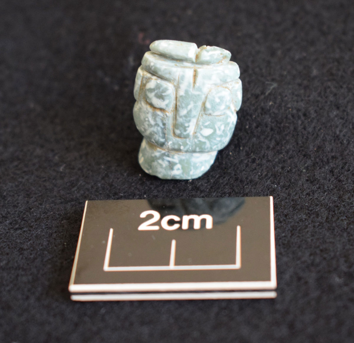 Τμήμα πικρολιθικού σταυρόσχημου ειδωλίου, χαρακτηριστικού της Μέσης Χαλκολιθικής περιόδου (φωτ.: Τμήμα Αρχαιοτήτων Κύπρου).