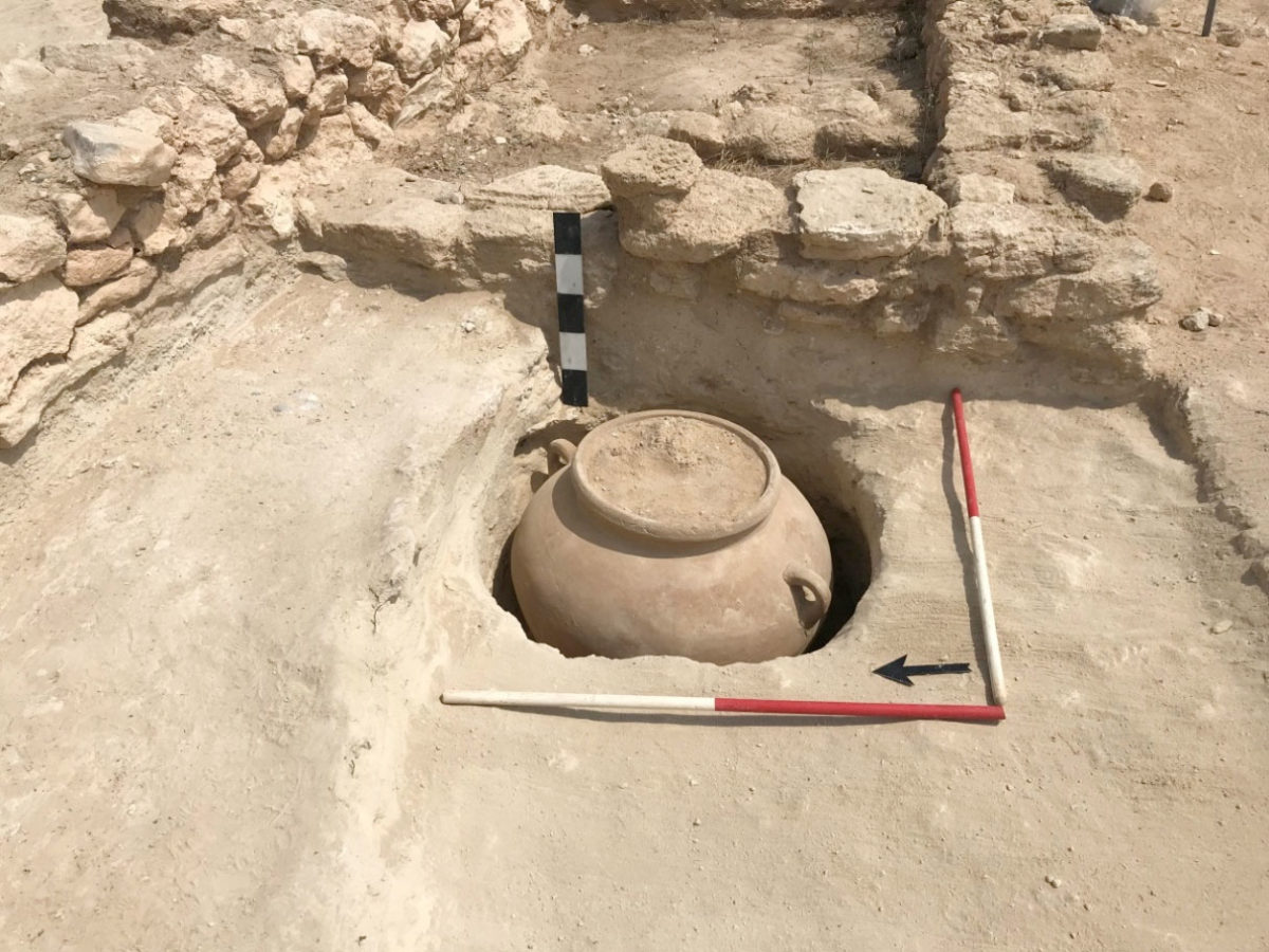 Πύλα-Κοκκινόκρεμος: Στο Δωμάτιο 12-13 βρέθηκε λάκκος ο οποίος περιείχε έναν ακέραιο πίθο (φωτ.: Τμήμα Αρχαιοτήτων Κύπρου).
