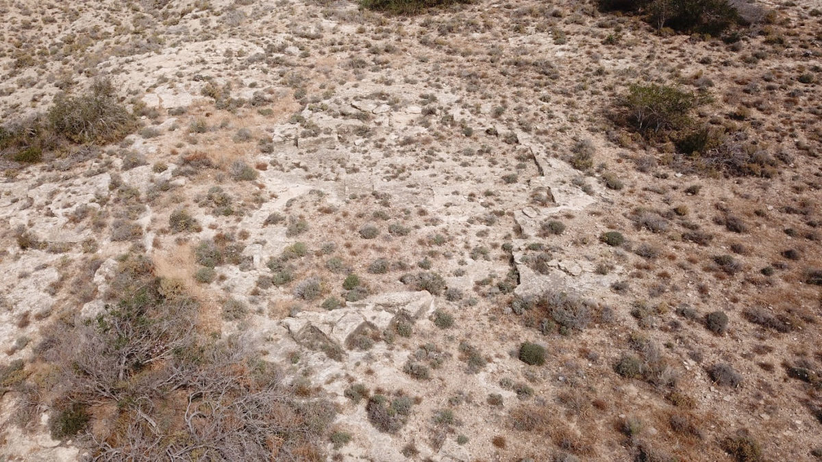 Μεγάλο λατομείο ασβεστόλιθου που εντοπίστηκε κατά την τοπογραφική επισκόπηση του λόφου του Κοκκινόκρεμου (φωτ.: Τμήμα Αρχαιοτήτων Κύπρου).