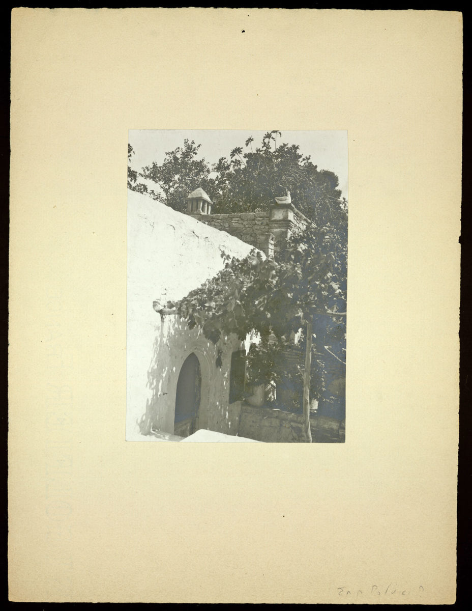 Εικ. 14. Φωτογραφία από τα Αρχεία Νεοελληνικής Αρχιτεκτονικής (ΑΝΑ_67_01_39). Δημήτρης Πικιώνης: Το σπίτι του Ροδάκη. Μελέτη. Άποψη τμήματος της οικίας, 1912, όπου διακρίνεται η γλυπτή πάπια στο μαγειρείο-πατητήρι. Σε άλλες φωτογραφίες τη βλέπουμε να έχει μεταφερθεί σε διαφορετική θέση στο δώμα του παράσπιτου.